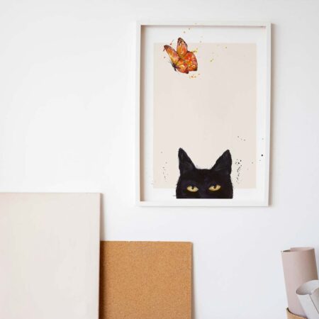 Schwarzer Kater oder Katze mit einem bunten Schmetterling